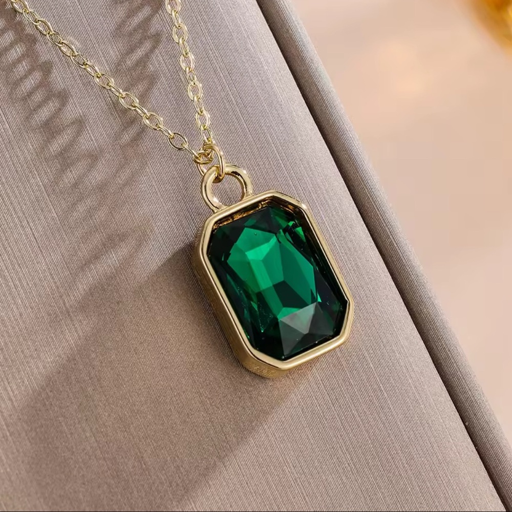 Elegant Green Pendant Necklace